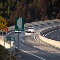 逆走車に遭遇したらどのように回避すべきか？