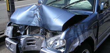 ボロボロの車の画像