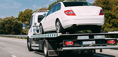 レッカー車で配送しているイメージ