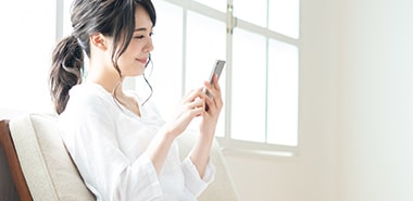 査定をしようしている女性