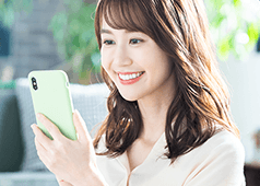 スマホを見る女性